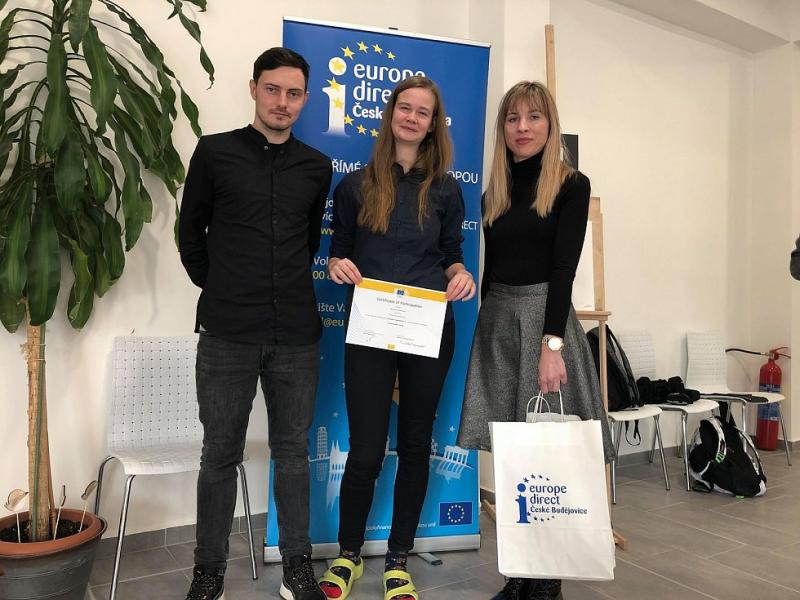 Vítězka 12. ročníku překladatelské soutěže Juvenes Translatores, Markéta Sahanová (uprostřed) z Gymnázia Jírovcova. 